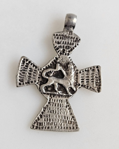 Ciondolo croce leone - , di