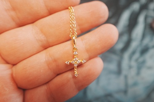 Collana con ciondolo croce